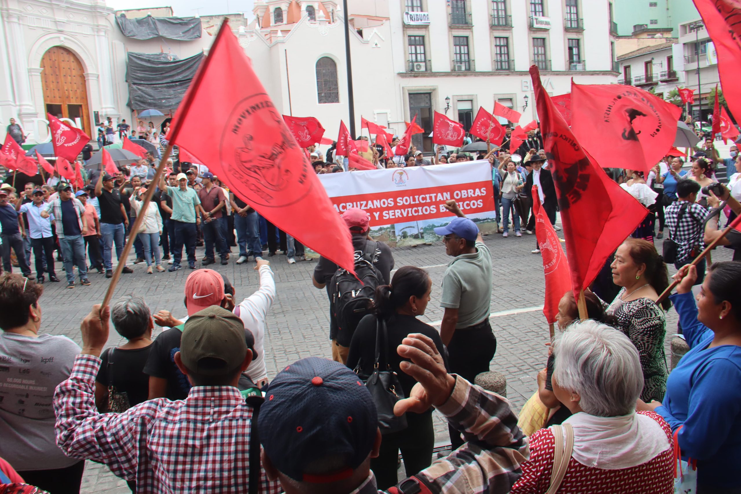 *Antorchistas bloquean calle Enríquez en Xalapa para exigir atención a demandas sociales