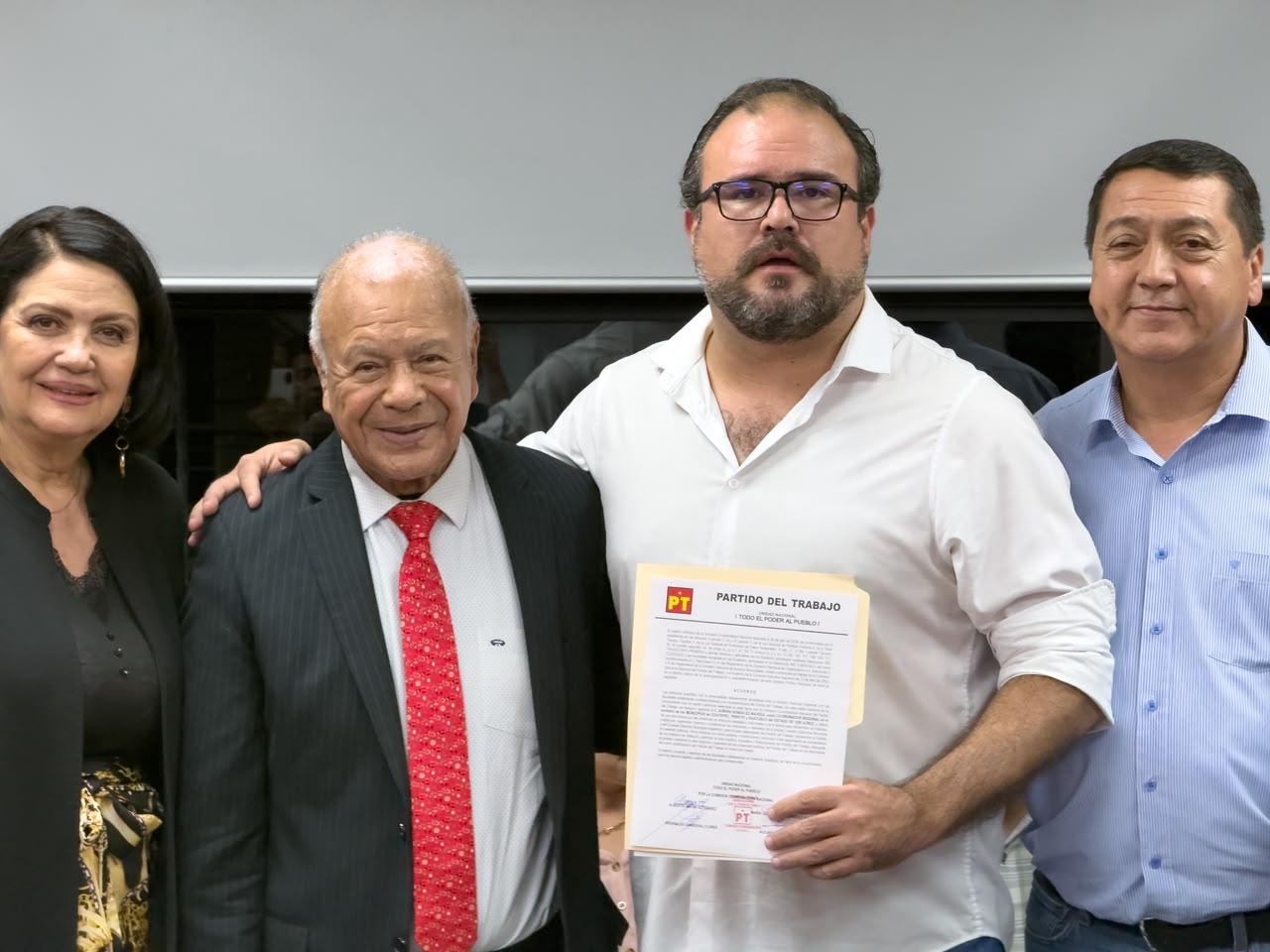 Nombran al diputado Adrián Naveda coordinador regional en el distrito de Coatepec
